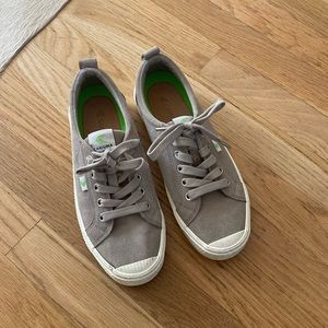 CARIUMA OCA Low Grey Suede Sneakers